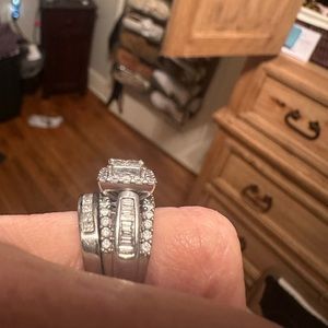 Zales 2.25-2.50 carats beautiful diamond ring in white gold